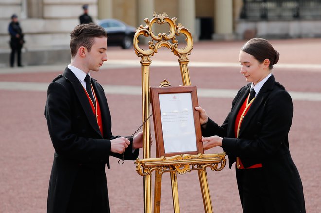 Kot veleva protokol so pred Buckinghamsko palačo postavili uradno obvestilo o rojstvu novega člana kraljeve družine. FOTO: AFP