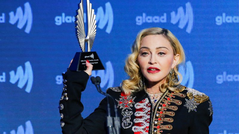 Fotografija: Madonna z nagrado na sobotni slovesnosti GLAAD awards v New Yorku, kjer je povedala kar nekaj kritičnih misli, obenem pa se tudi dodobra osebno razgalila. FOTO: Reuters