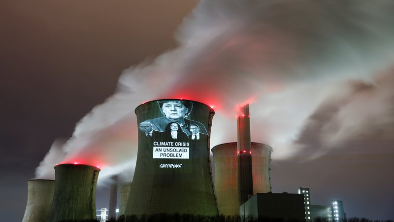 Fotografija: Aktivisti Greenpeaca so na termoelektrarno v bližini Kölna projicirali ključne figure, ki lahko pospešijo zmanjšanje izpustov: kanclerko Angelo Merkel, gospodarskega ministra Petra Altmaierja, vodjo SPD Andreo Nahles ter ministra za transport Andreasa Scheuerja. FOTO: Reuters