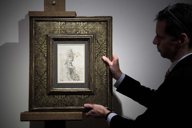 Da Vincijeva risba, vredna okoli 16 milijonov dolarjev, na dražbi v Parizu decembra 2016. FOTO AFP