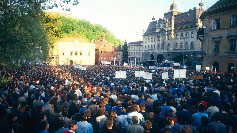 Fotografija: Na Kongresnem trgu se je 8. maja 1989 zbralo več kot 30.000 ljudi. FOTO: Srdjan Živulovič/Bobo