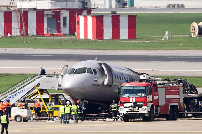 TOPSHOT - This handout picture taken and released on May 6, 2019 by the City News Agency 'Moscow' shows emergency workers at the site of a crash of a Russian-made Superjet-100 at Sheremetyevo airport outside Moscow, a day after the incident. - The pilot of a Russian passenger plane that erupted in a ball of fire on the runway of Moscow's busiest airport, killing 41 people, said lightning led to the emergency landing. Investigators were on May 6, 2019 working to understand the causes of the blaze after the Sukhoi Superjet-100 had to return to Sheremetyevo airport shortly after take-off Sunday evening. (Photo by Sergei VEDYASHKIN / CITY NEWS AGENCY MOSCOW / AFP) / RESTRICTED TO EDITORIAL USE - MANDATORY CREDIT "AFP PHOTO / CITY NEWS AGENCY MOSCOW / SERGEI VEDYASHKIN" - NO MARKETING NO ADVERTISING CAMPAIGNS - DISTRIBUTED AS A SERVICE TO CLIENTS Foto Sergei Vedyashkin Afp