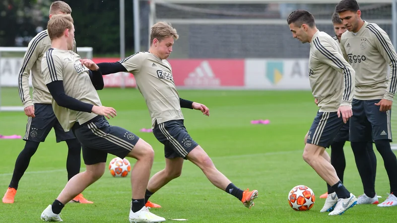 Fotografija: Frenkie de Jong (levo) in Dušan Tadić bosta drevi med glavnimi aduti Ajaxa. FOTO: AFP