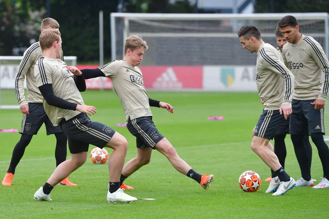 Frenkie de Jong (levo) in Dušan Tadić bosta drevi med glavnimi aduti Ajaxa. FOTO: AFP