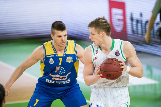 Luka Šamanić (z žogo) je tokrat krepko prekosil Dina Murića. Foto Petrol Olimpija