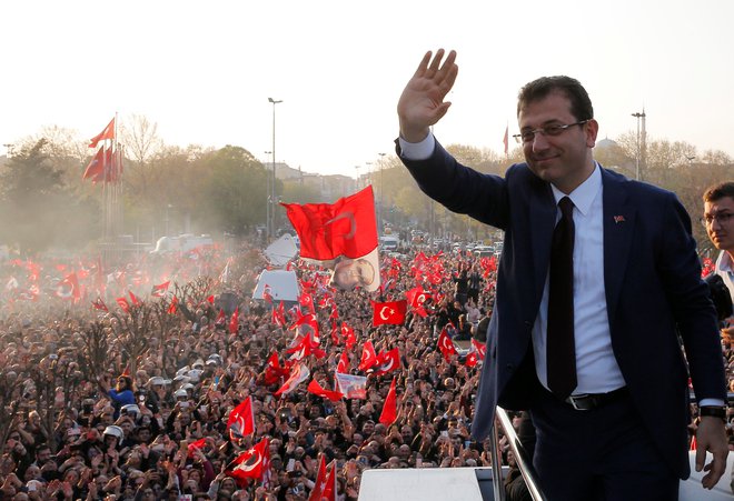 Ekrem İmamoğlu pred nepregledno množico svojih privržencev po prevzemu županskega položaja aprila letos. FOTO: REUTERS/Huseyin Aldemir