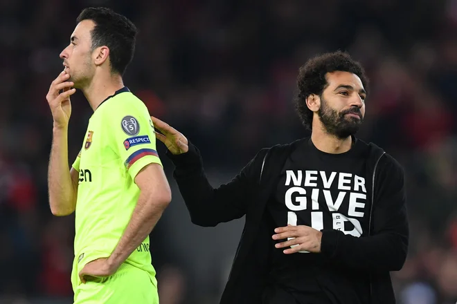 Mohamed Salah je tolažil Sergia Busquetsa, ki se je takoj opravičil navijačem. FOTO: AFP