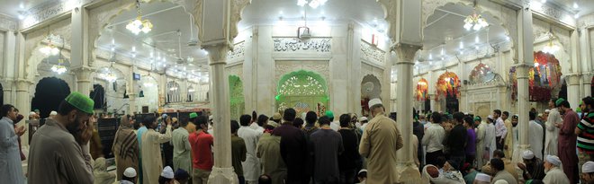 Data Darbar je najbolj obiskano svetišče v Lahoreju, zaradi napada leta 2010 je tudi strogo varovano. FOTO: Wikipedia