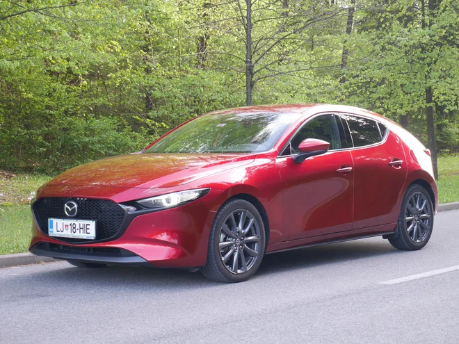 Nova mazda3 ne izstopa le zaradi posebne hišne rdeče barve, ampak tudi zaradi zasnove, ki avtomobil nižjega srednjega razreda približa športnim kupejem. FOTO: Boštjan Okorn