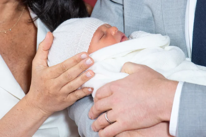 Princ Harry in Meghan sta pokazala otročiča, rojenega v ponedeljek. FOTO: Dominic Lipinski/Reuters