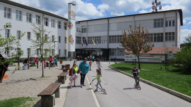 Fotografija: Osnovno šolo v Dolenjem Logatcu pesti tudi pomanjkanje igralnih površin. FOTO: Bojan Rajšek/Delo