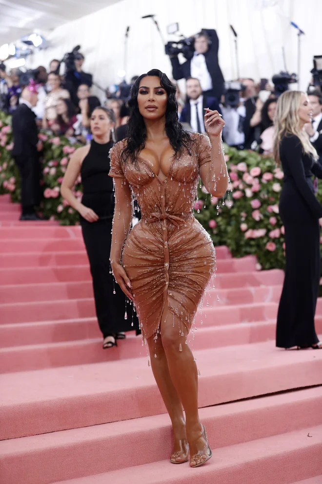 Kim Kardashian je v plastični kreaciji Thierryja Muglerja želela spominjati na Sofio Loren v mokri srajci na čolnu v filmu Deček na delfinu iz leta 1947.