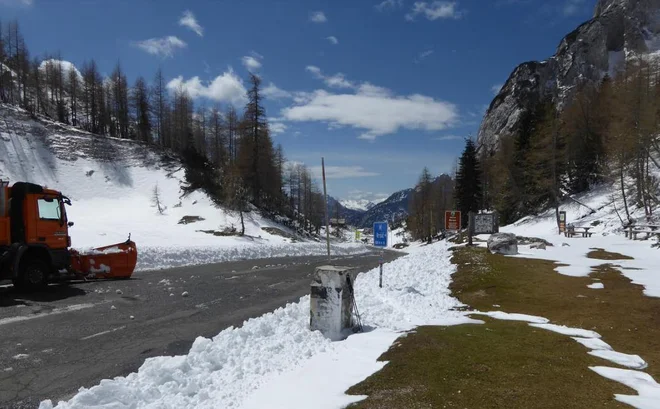 Cesta čez Vršič je bila splužena in suha, toda prelaz je bil uradno zaprt. FOTO: KS Soča - Trenta