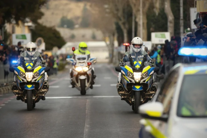 Več kot 7400 od približno 8100 zaposlenih na Policiji prejema dodatek zaradi povečanega obsega dela posredno ali neposredno povezanega z obvladovanjem migracij. FOTO: Jure Eržen/Delo