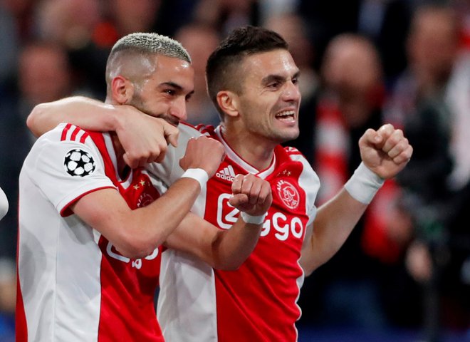 Hakim Ziyech (levo) in Dušan Tadić sta zrežirala akcijo za drugi zadetek Ajaxa. FOTO: Reuters
