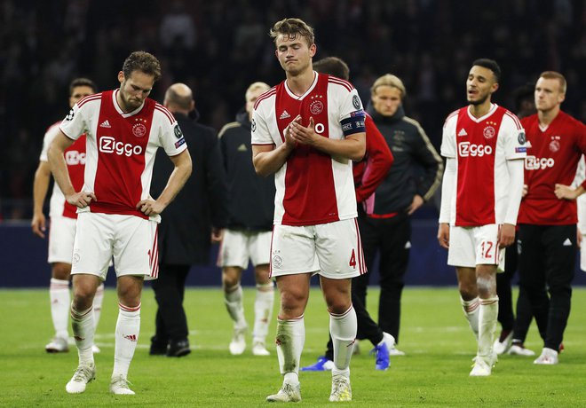 Ajaxovi nogometaši niso mogli verjeti, kaj so zapravili v drugem polčasu. FOTO: AFP