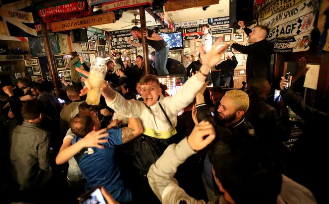 V pubih severnega Londona je bilo veselje navijačev nepopisno. FOTO: Reuters