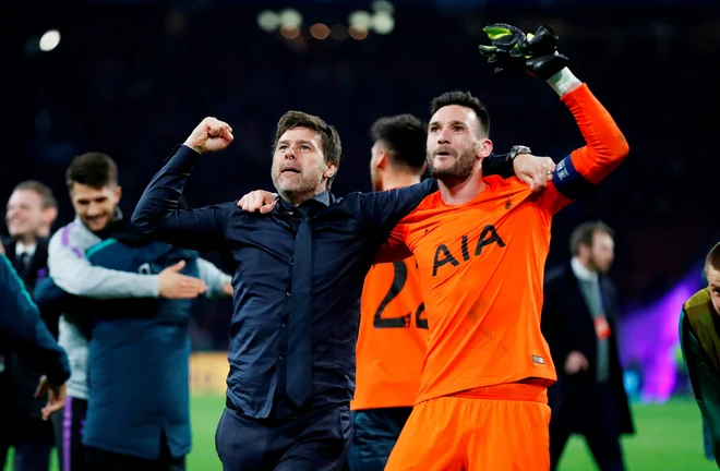 Trener Mauricio Pochettino in vratar Hugo Lloris sta se veselila velikega uspeha. FOTO: Reuters