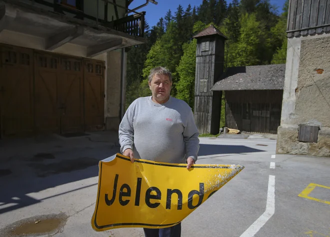 Dolgoletni poveljnik PGD Jelendol-Dolina Jože Steiner s tablo, ki bo v večni spomin in opomin na lansko pustošenje narave po Tržiškem. FOTO: Jože Suhadolnik/Delo