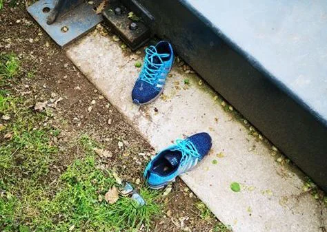 Čevlji in očala, ki jih je moški pustil na razgledni ploščadi na Pungertu v Kranju. FOTO: PU Kranj 
