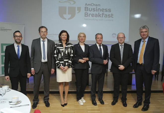 Kandidati parlamentarnih strank, ki se potegujejo za mesta v evropskem parlamentu, so na poslovnem zajtrku AmCham Slovenija govorili o izzivih EU v prihodnjih petih letih. FOTO: Jože Suhadolnik