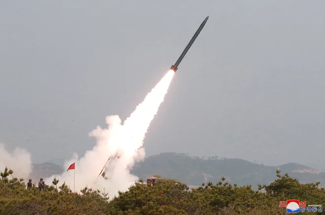 Izstrelki so predvsem Kim Džong Unovo sporočilo Ameriki. FOTO: Reuters