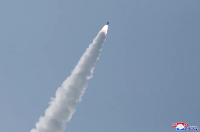 Južnokorejska vojska je potrdila, da je Severna Koreja v četrtek izstrelila še eno raketo s svoje severozahodne obale. FOTO: Reuters