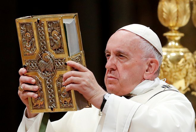 Papeška listina tudi določa, da je treba žrtve in njihove družine obravnavati dostojanstveno in s spoštovanjem. Dobiti morajo primerno duhovno, zdravniško in psihološko pomoč. FOTO: Remo Casilli/Reuters