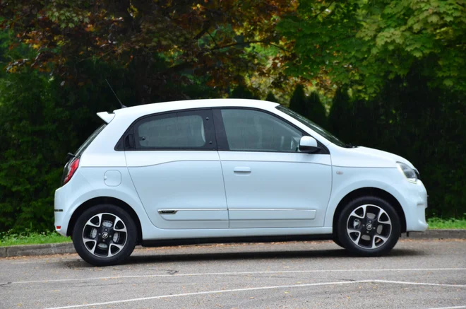 Twingo ohranja dosedanje mere, ob motorju v zadku je njegova izstopajoča lastnost predvsem okretnost. FOTO: Gašper Boncelj