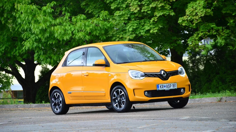 Fotografija: Twingo je prestal nekaj drobnih oblikovalskih posegov in dobil nekoliko izpiljene bencinske motorje. Morda pripravijo tudi električnega. FOTO: Gašper Boncelj