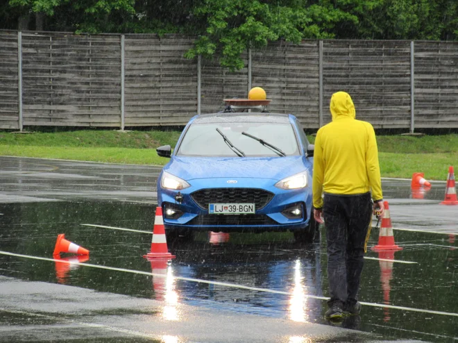 Če imaš na strehi žogo, hitrost ni najboljša odločitev. FOTO: Špela Kuralt/Delo