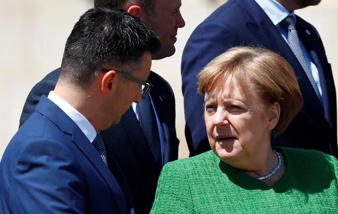 Kanclerka Merklova podpira vodilnega kandidata Webra, premier Šarec pa ne. FOTO: Francois Lenoir/Reuters