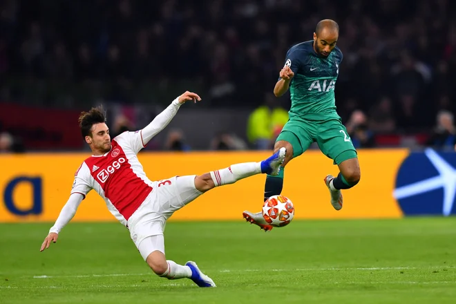 Tottenhamov junak Lucas Moura (desno) je imel v dvoboju proti Ajaxu tudi po več kot 90 minutah v nogah dinamit in široka pljuča. FOTO: Reuters