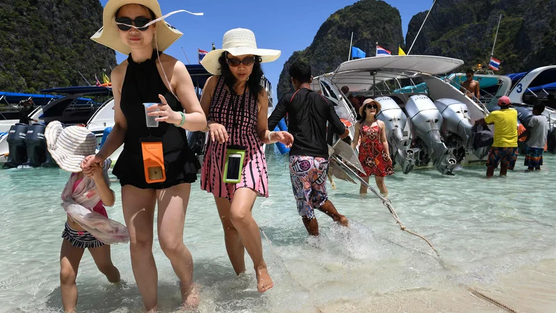 Fotografija: Pred zaprtjem je plažo Maya obiskalo okoli pet tisoč ljudi na dan. FOTO: Reuters