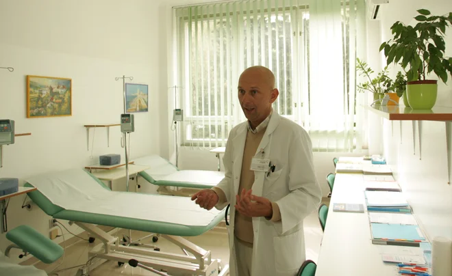 Matija Tomšič, predstojnik KO za revmatologijo, ki deluje v Bolnici dr. Petra Držaja, namerava s kolegi zaradi hude prostorske stiske odstopiti z vodilnega položaja. FOTO: Aleš Černivec/Delo