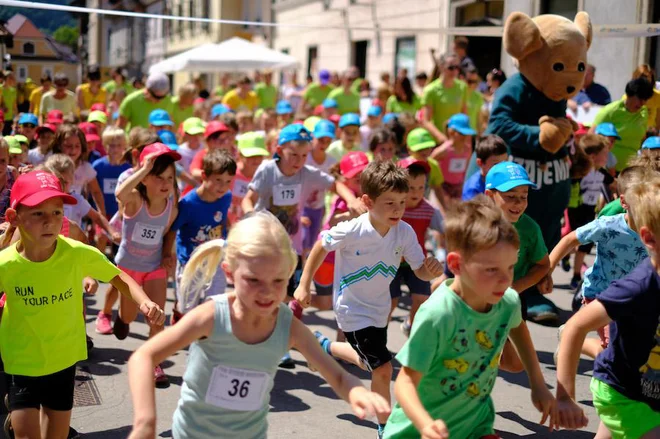 Utrinek iz lanskega otroškega teka v sklopu Teka štirih mostov. FOTO: Vesna Križnar