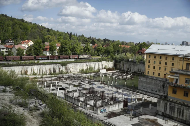 Gradbena jama na območju načrtovane soseske Tobačna mesto. FOTO Uroš Hočevar