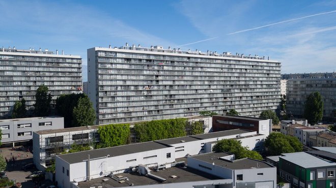 Prvonagrajeni projekt studijev Lacaton&Vassal, Frédéric​ Druot in Christoph Hutin. Socialna stanovanja v Bordeauxu, ki so bila zgrajena v šestdesetih letih, so prenovili in vsakemu omogočili 50 kvadratnih metrov dodatnega prostora. FOTO:Philippe 