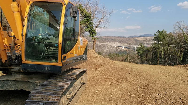 Fotografija: Pred začetkom gradnje drugega tira med Koprom in Divačo je še veliko ovir: finančna konstrukcija ni zaprta, postopki javnih naročil se lahko zavlečejo, več je nasprotnikov projekta. Foto Boris Šuligoj