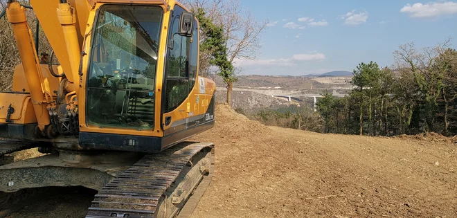 Pred začetkom gradnje drugega tira med Koprom in Divačo je še veliko ovir: finančna konstrukcija ni zaprta, postopki javnih naročil se lahko zavlečejo, več je nasprotnikov projekta. Foto Boris Šuligoj