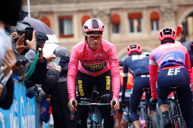 Primož Roglič med drugo etapo dirke po Italiji. FOTO: AFP