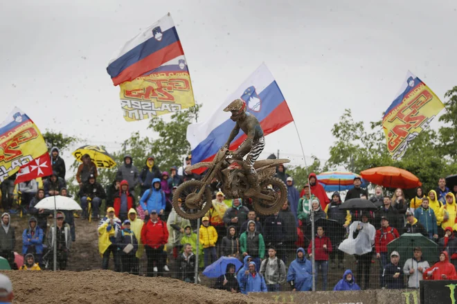 Slovenski navijači v Mantovi niso bili tako številčni kot v Trentinu, a Tim Gajser jih je kljub temu dobro slišal. FOTO: Leon Vidic/Delo