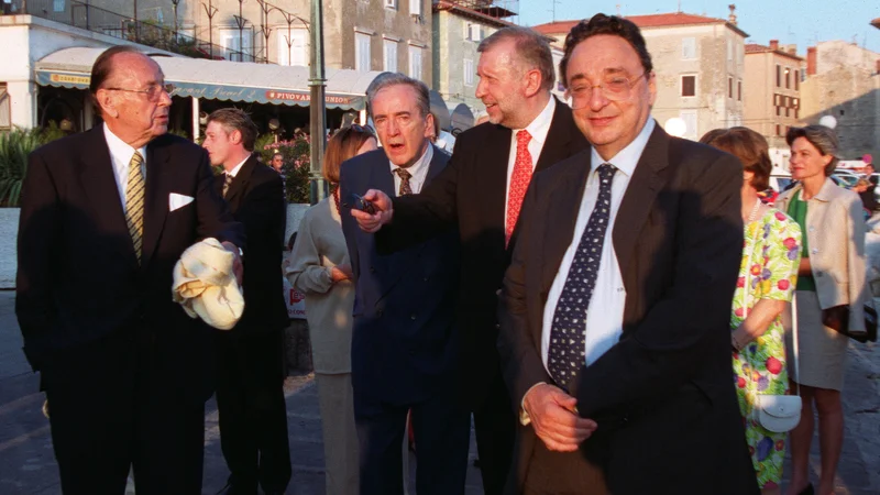 Fotografija: Gianni De Michelis se je leta 2001 v Piranu udeležil slovesnosti ob dnevu državnosti. Za njim takratni zunanji minister Dimitrij Rupel. Foto: Voranc Vogel