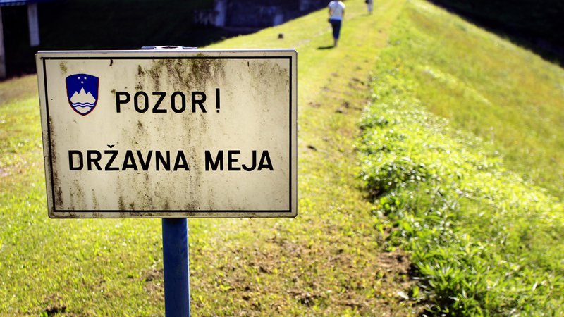 Fotografija: Slovenija že dolgo nasprotuje, da bi Avstrija še naprej izvajala nadzor na avstrijsko-slovenski meji, saj da dobro varuje zunanjo schengensko mejo. Avstrija pa vztraja, da je nezakonitih pribežnikov še vedno preveč. FOTO: Roman Šipić/Delo