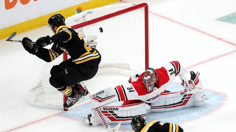 Fotografija: Boston Bruins so še drugič zapored premagali Carolino Hurricanes. FOTO: AFP
