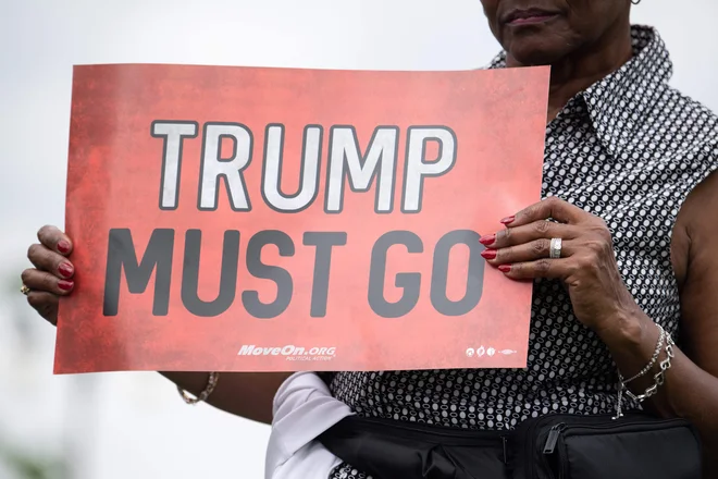 Demokrati in drugi Trumpovi kritiki menijo, da Bela hiša izvaja popolno obstrukcijo ustavne vloge kongresa. FOTO: AFP