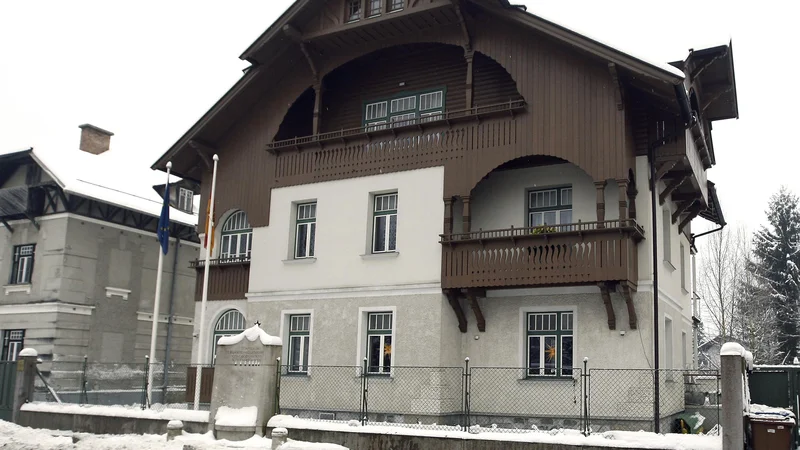 Fotografija: Sestanek v Vidmarjevi hiši v Rožni dolini je potekal od večernih ur 26. aprila in se je zaključil v jutranjih urah 27. Foto Aleš Černivec