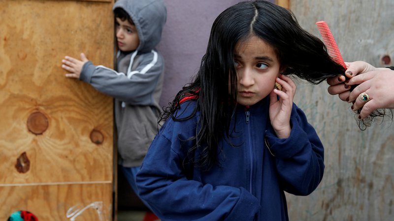 Fotografija: Med sodobnimi begunci je veliko otrok in besede avtorice vsekakor veljajo tudi danes: »Ko begunec zapusti domačo zem­ljo, naloži svojemu nadaljnjemu življenju bo­lečino. Običajno ji pravimo domotožje, temu pa lahko pridamo še latenten občutek osamljenosti in izkoreninjenosti.« Foto Reuters