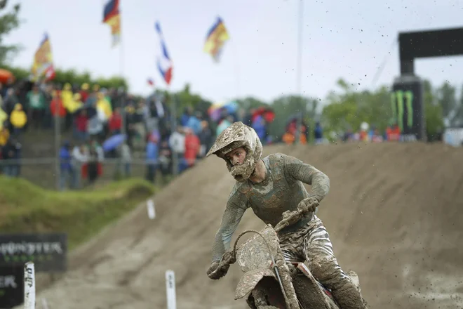 Tim Gajser je dirkal brez očal. Ko je po koncu stopil pred novinarje, je komaj gledal. FOTO: Leon Vidic/Delo