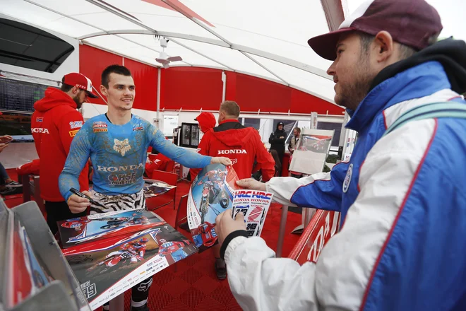 Slovenski motokrosistični as si je tudi na dan dirke vzel čas za podpisovanje. FOTO: Leon Vidic/Delo<br />
 